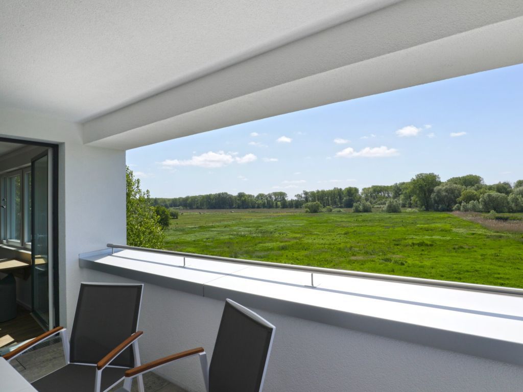 Weiße Villen Whg. 08 - Blick auf den Balkon und die Haffwiesen