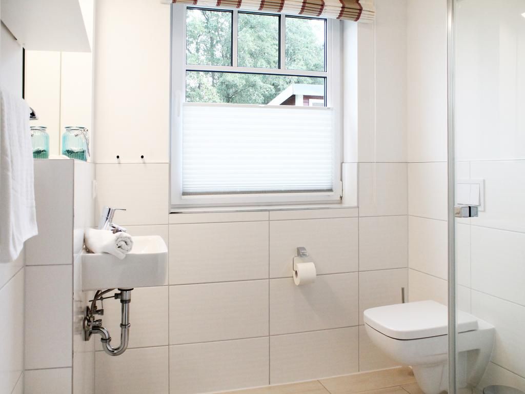 Reethaus 16b - Blick in das Duschbad im EG
