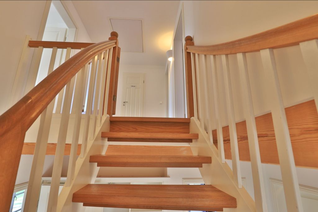 Smutje, Ferienhaus - Blick auf die Treppe ins OG
