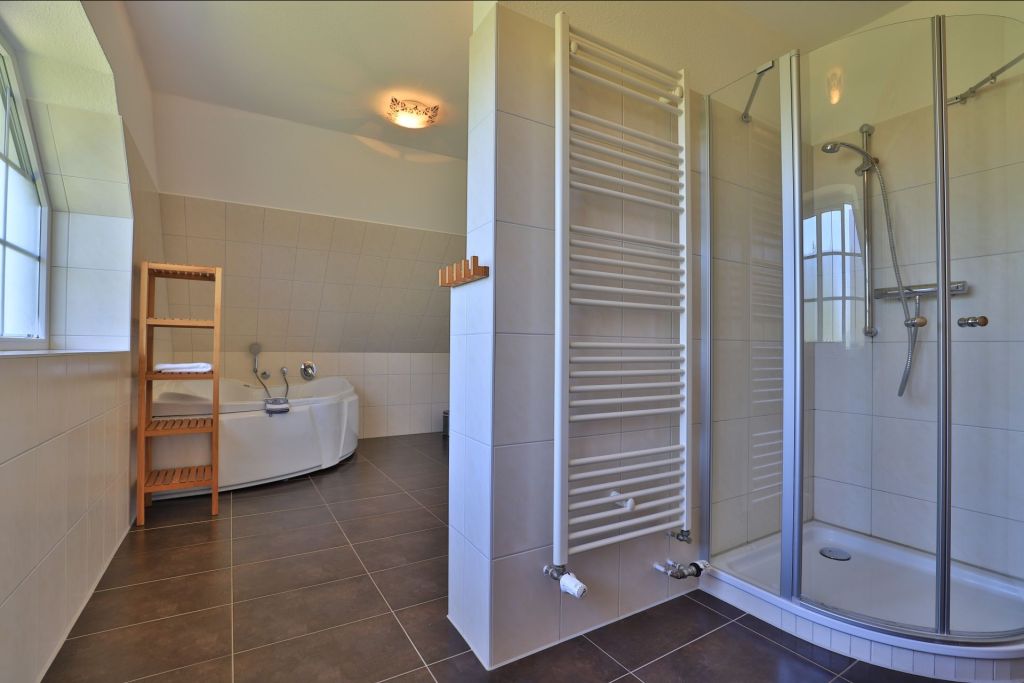 Wellenreiter Ferienhaus - Blick in das Vollbad mit Sauna im OG