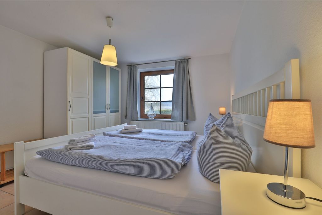 Fischerhaus Whg. Sommerbrise - Blick in das Schlafzimmer mit einem Doppelbett