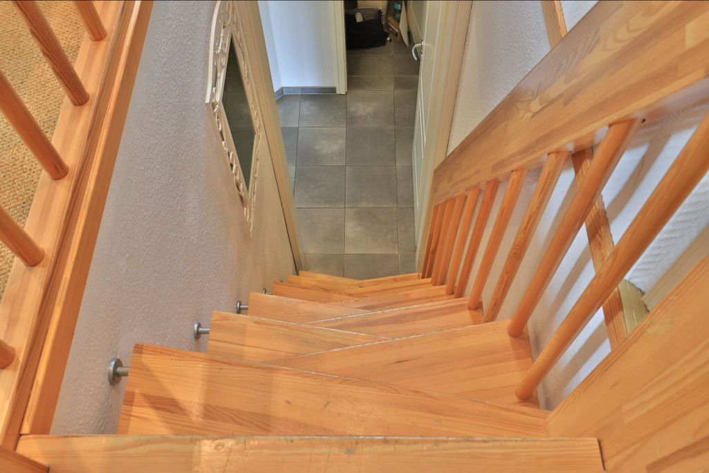 Peter Pan - Blick auf die Raumspartreppe in der Wohnung von oben
