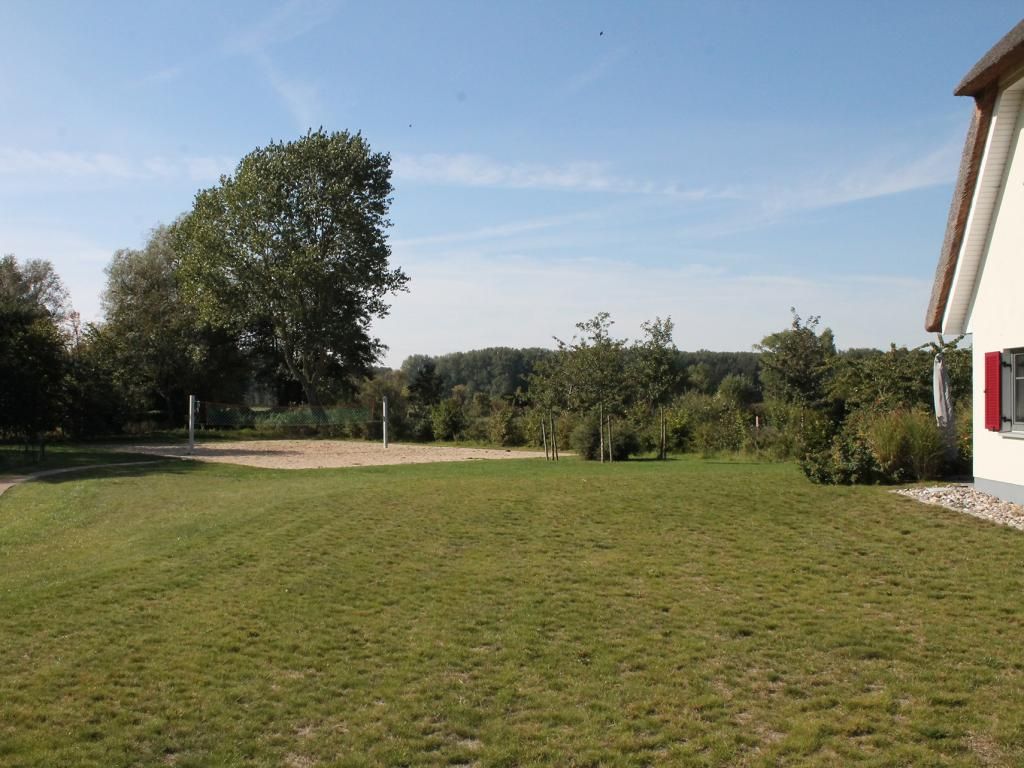 Reethaus 16b - Blick auf das Vollyballfeld am Haus