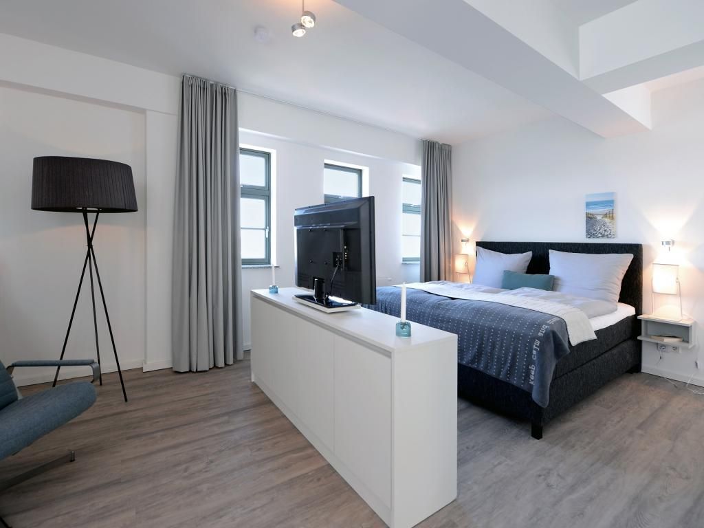 Ohlerich Speicher App.47- Schlafbereich mit Doppelbett und TV