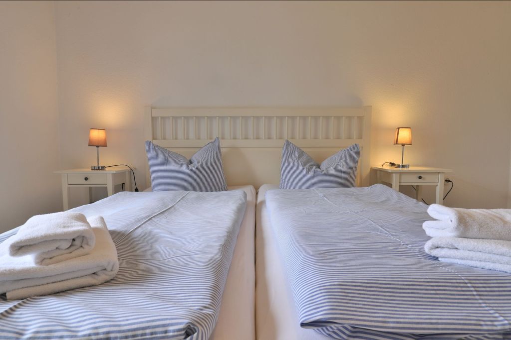Fischerhaus Whg. Sommerbrise - Blick in das Schlafzimmer mit einem Doppelbett