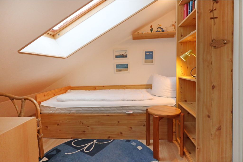 Urlauberdorf 30d - Blick in das kleine Schlafzimmer im OG