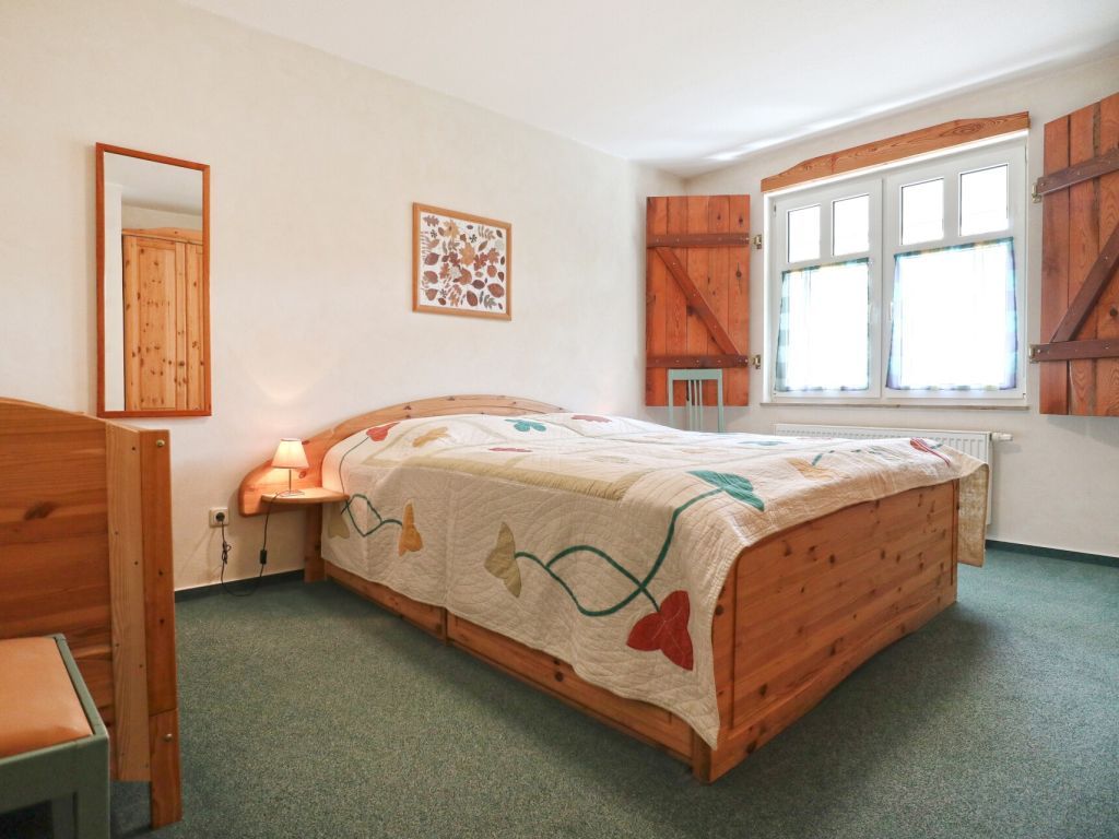 Minervapark Whg. Mi13 - Blick in das Schlafzimmer mit Kindergitterbett