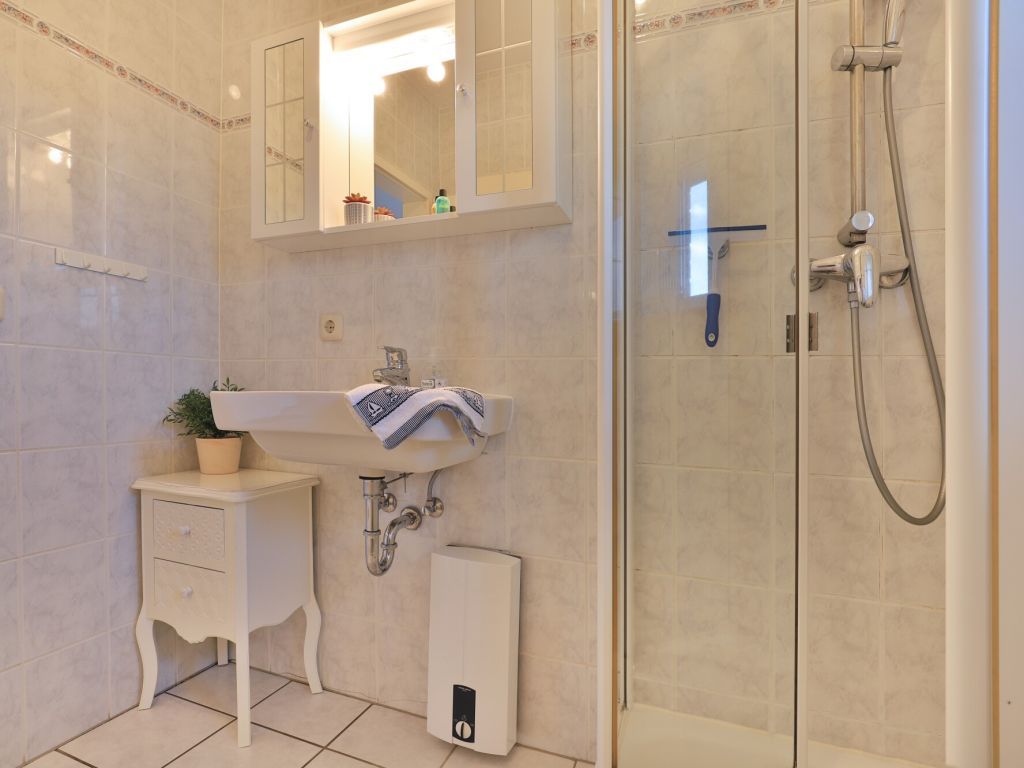 Altes Zollhaus, Fewo-Nr. 1 - Blick in das Tageslichtbad mit Dusche