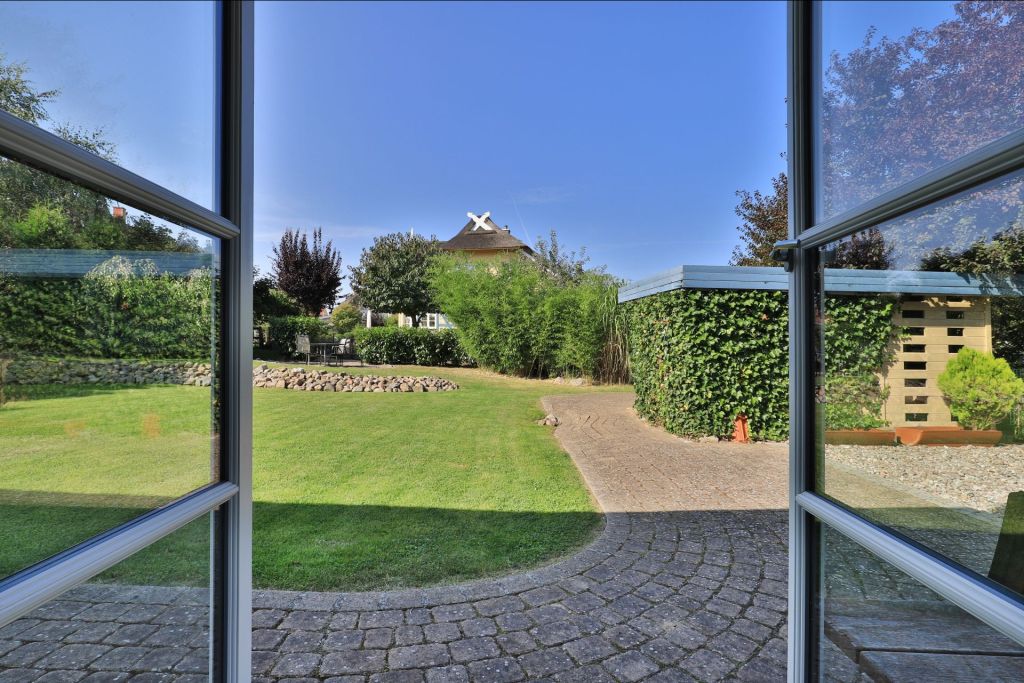 Smutje, Ferienhaus - Blick aus dem Schlafzimmer im EG auf den Garten