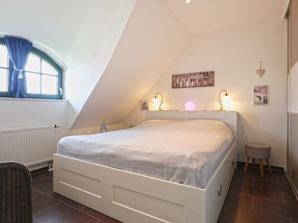 Fährenkieker - Blick in das untere Schlafzimmer mit großem Doppelbett