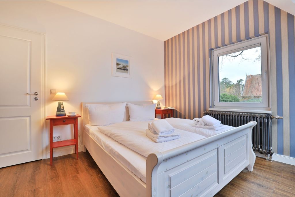 Strandhafer Whg. 4 - Blick in das Schlafzimmer mit Doppelbett