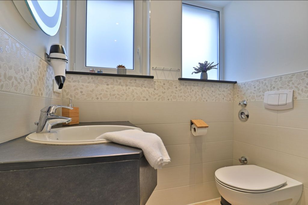 Strandhafer Whg. 2 - Blick in das Tageslichtbad mit Dusche