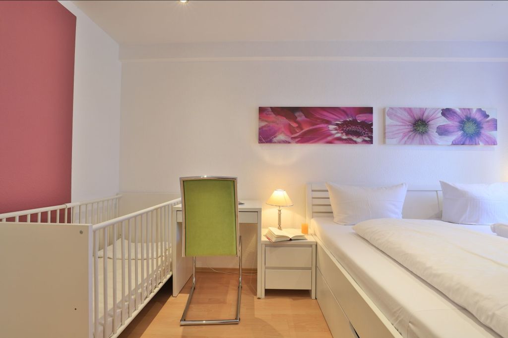 Seebach Whg. S02 - Blick in das Schlafzimmer mit Kindergitterbett