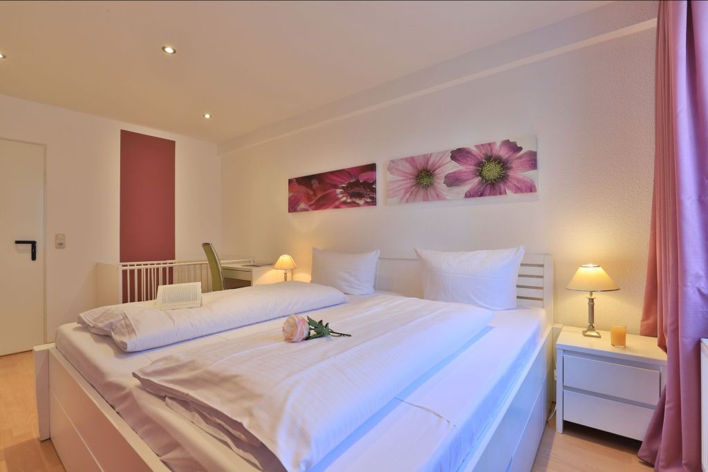 Seebach Whg. S02 - Blick in das Schlafzimmer mit Kindergitterbett