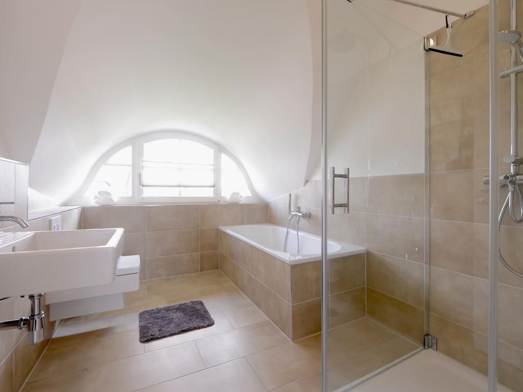 Arielle-Tageslichtbadezimmer im Obergeschoss mit Badewanne und Dusche
