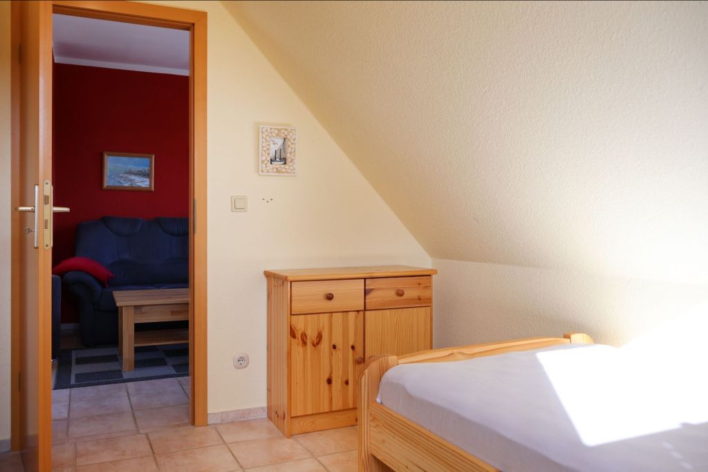 Ostseebrise - Blick in das kleine Schlafzimmer mit einem Einzelbett