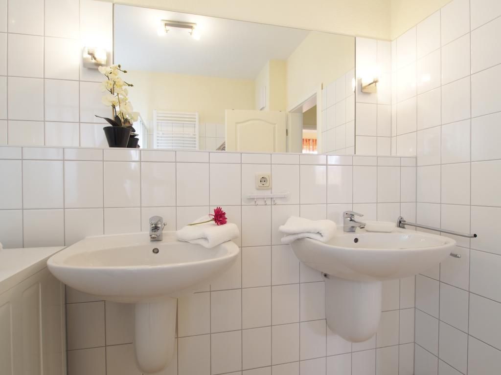 Weisse Möwe - Duschbad mit Doppelwaschtisch