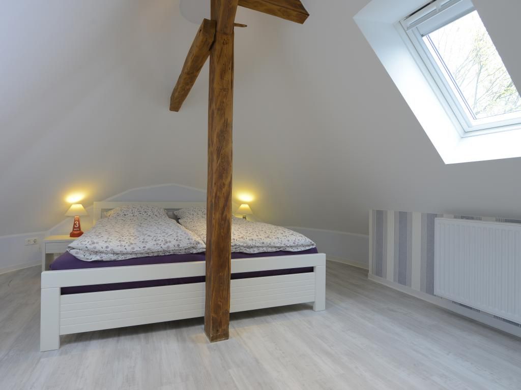 Muschel Whg. Schildkröte - helles Schlafzimmer mit Doppelbett und offenen Balke