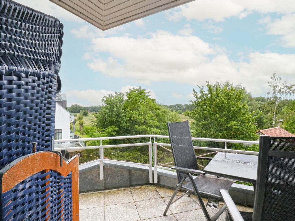 Waterkant 28 - Blick auf den Balkon mit Strandkorb