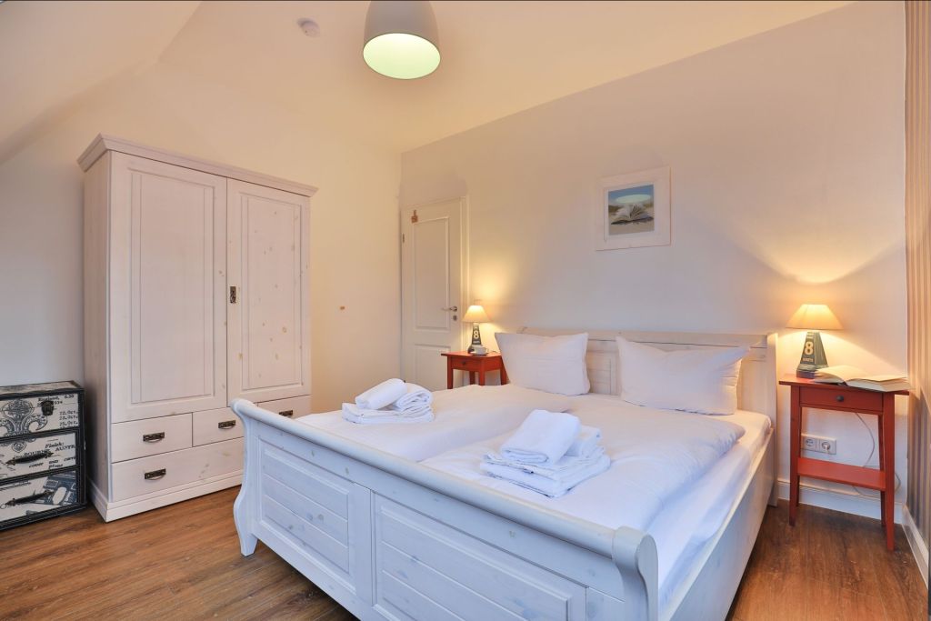 Strandhafer Whg. 4 - Blick in das Schlafzimmer mit Doppelbett