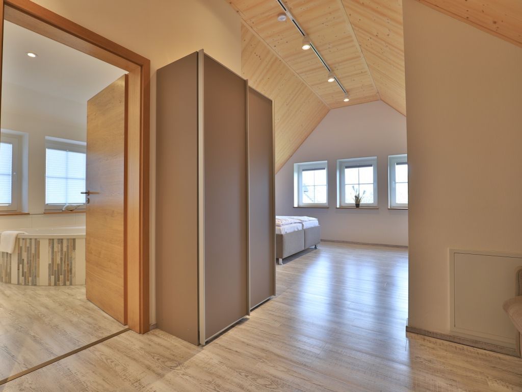 Ostseehaus Ulrich - Blick in das große Schlafzimmer im OG mit Bad