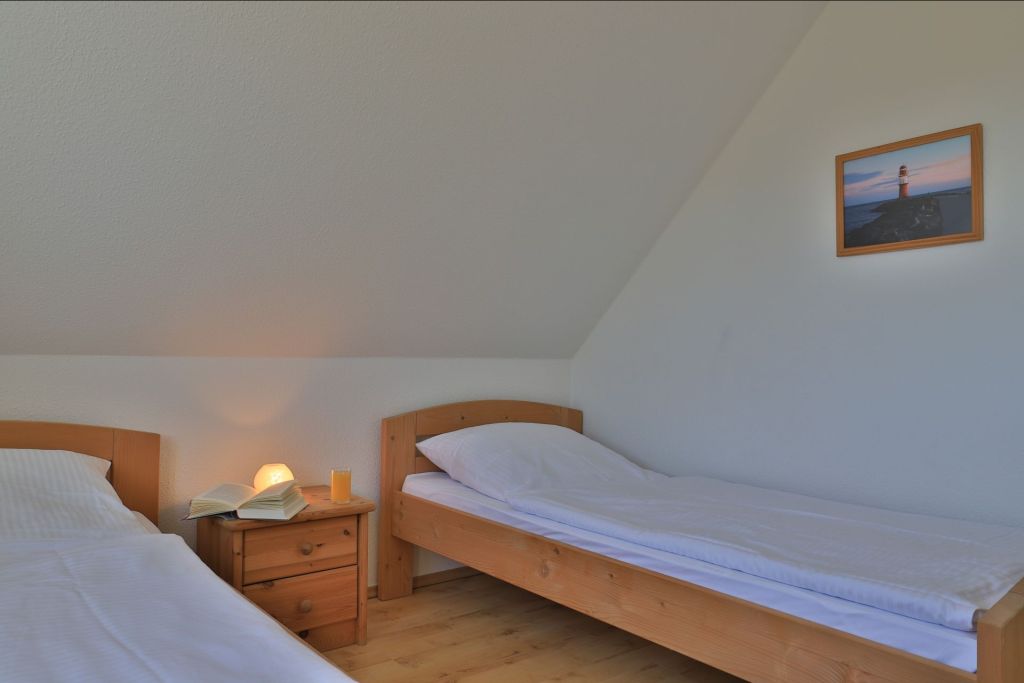 Wellenreiter Ferienhaus - Blick in das 2. Schlafzimmer mit 2 Einzelbett im OG