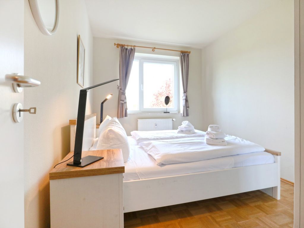 Haffblick Whg. Ha26 - Blick in das Schlafzimmer mit großem Doppelbett