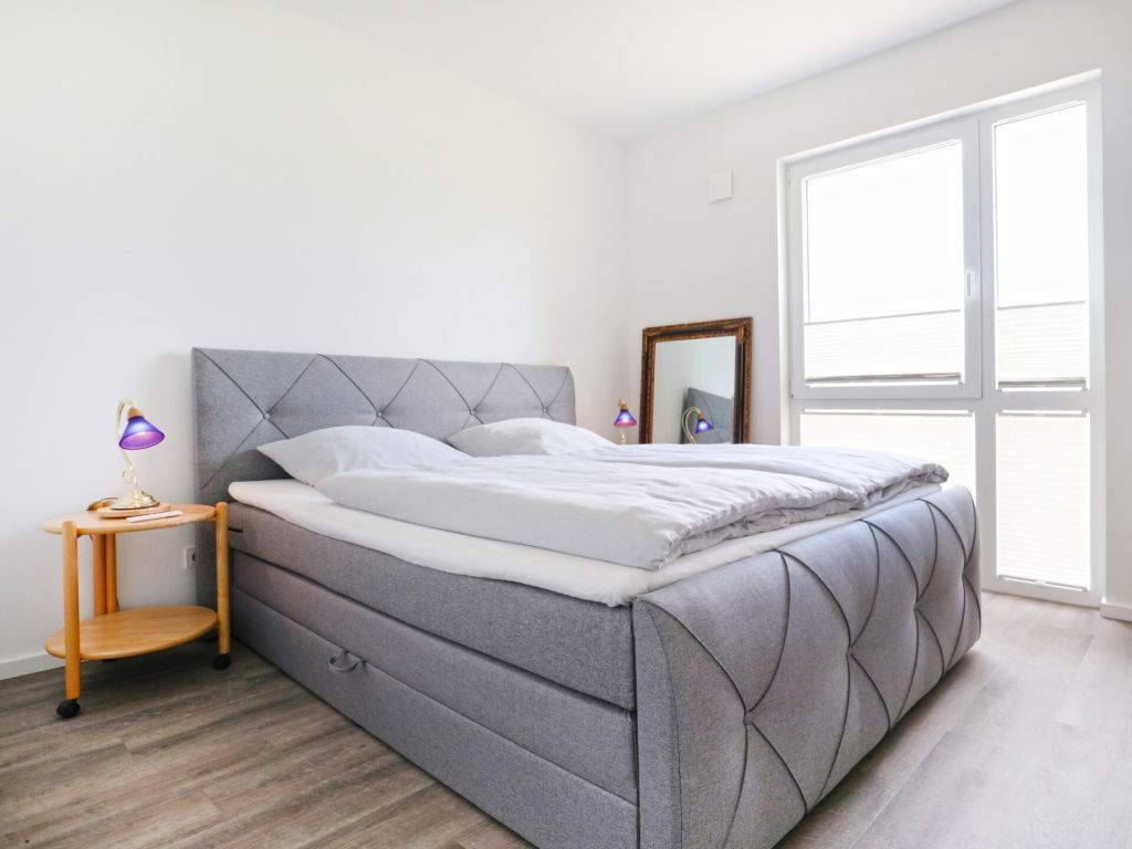 Weiße Villen Whg. 13 - Blick in das Schlafzimmer mit einem Boxspringbett