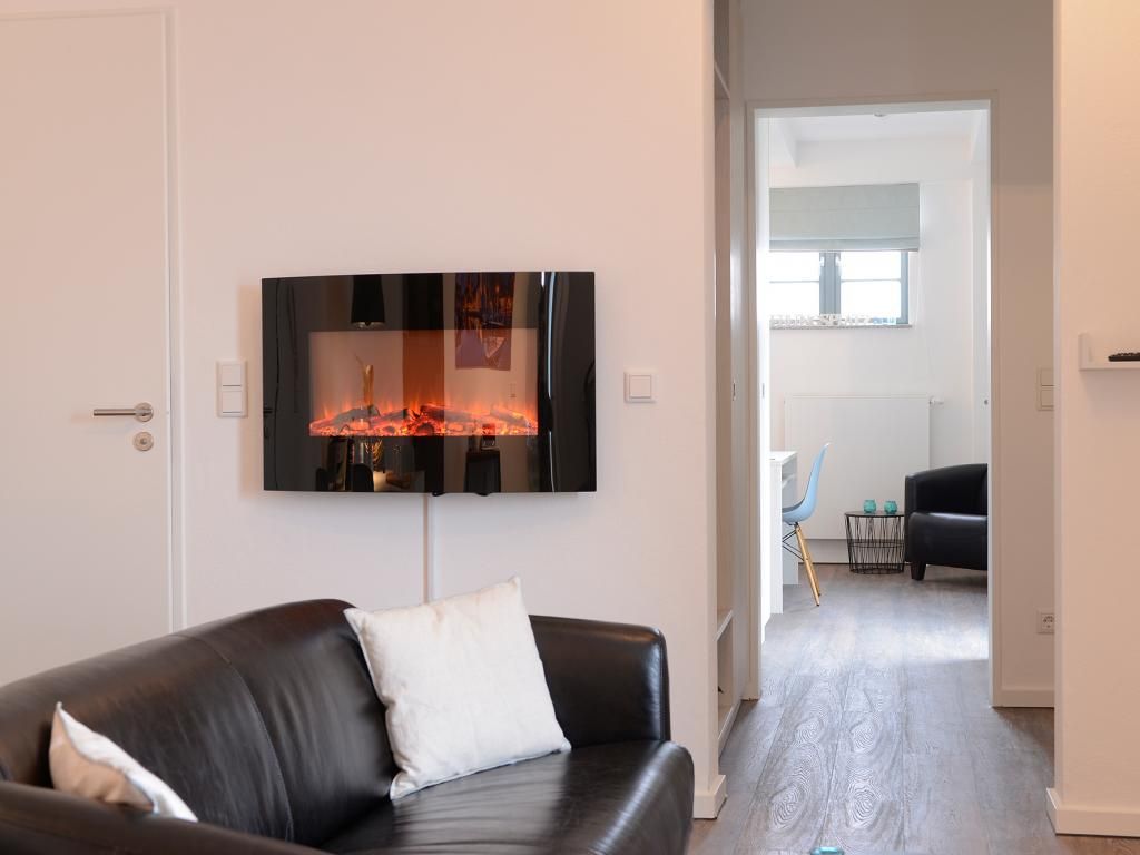 Ohlerich Speicher App. 19 - Blick auf den offenen Wohnbereich mit Elekto-Kamin