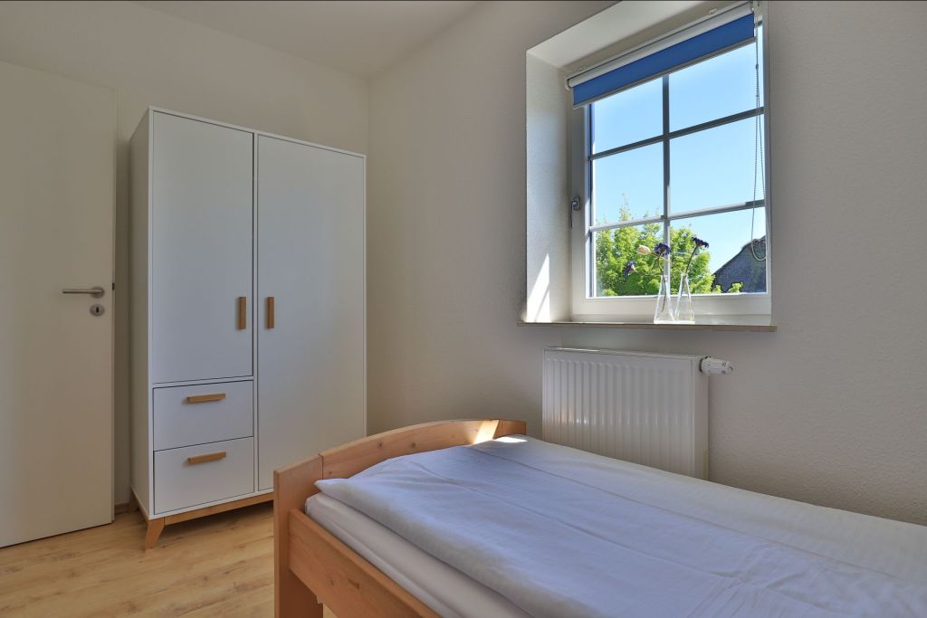 Wellenreiter Ferienhaus - Blick in das 2. Schlafzimmer mit 2 Einzelbett im OG