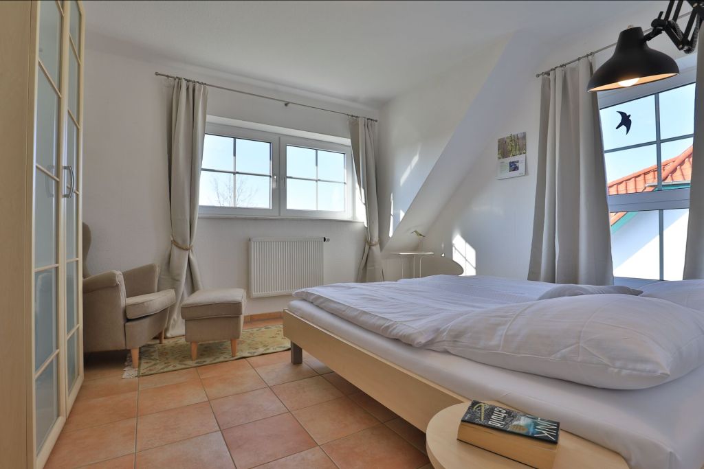 Kiekut - Blick in das Schlafzimmer mit großem Kleiderschrank