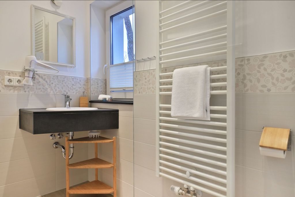Strandhafer Whg. 4 - Blick in das Tageslichtbad mit Dusche