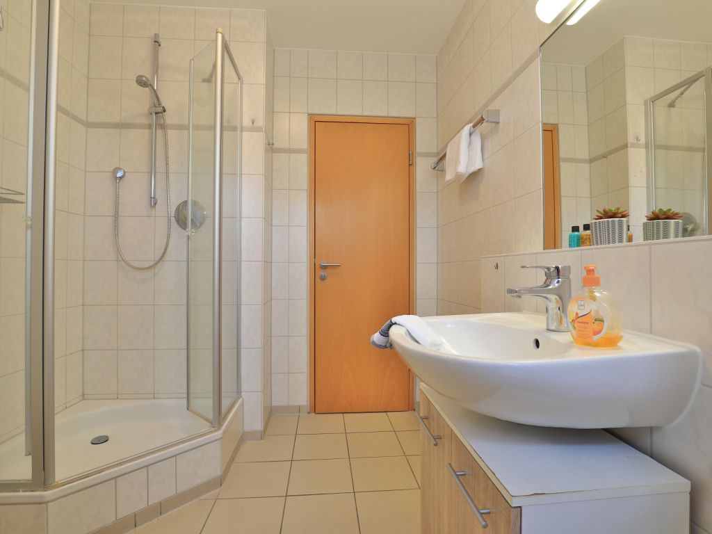 Villa Seegarten Whg. Seg05 - Blick in das Tageslichbad mit Dusche