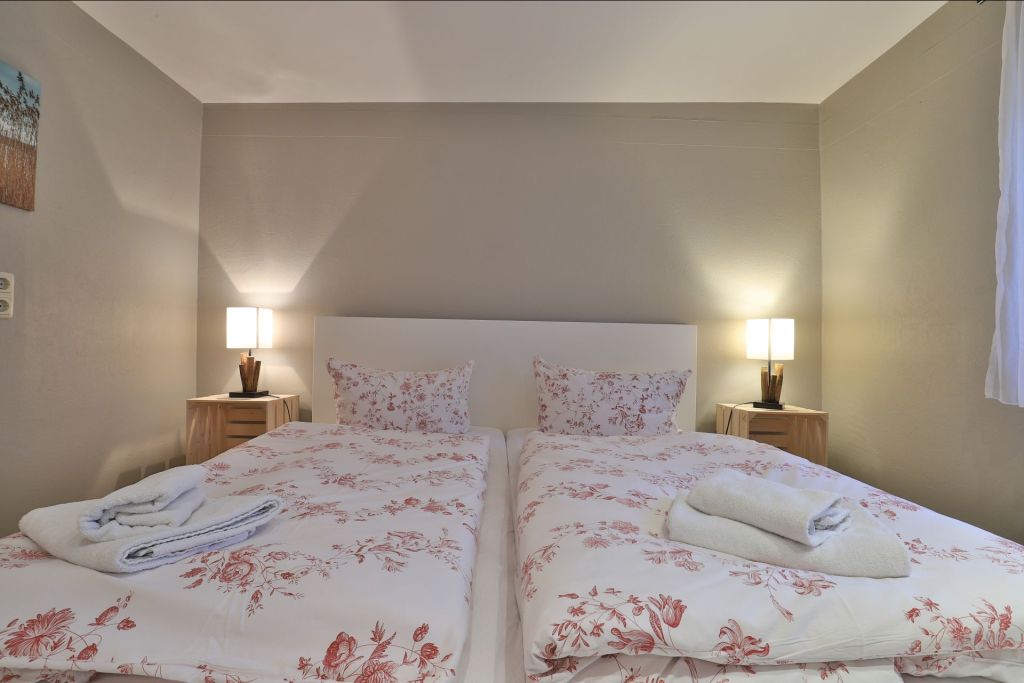 Fischerhaus Whg. Abendrot - Blick in das Schlafzimmer mit Doppelbett