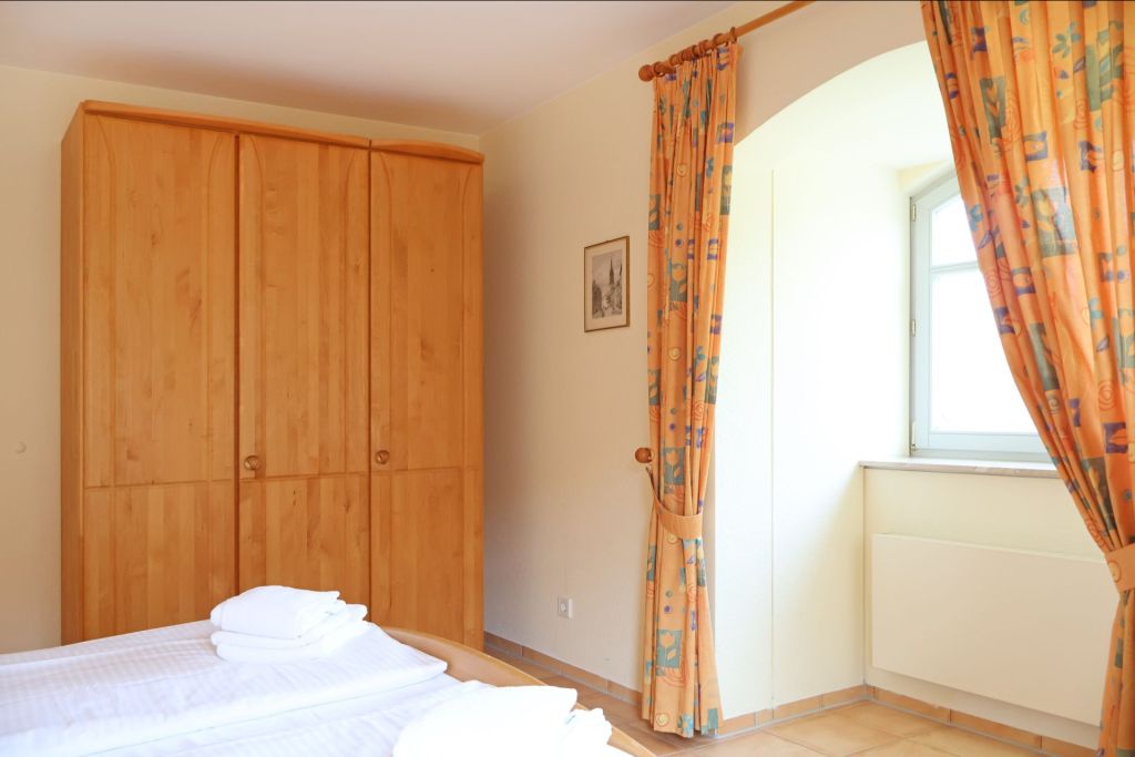 Villa Sonnengarten Whg. Sog5 - Blick in das Schlafzimmer mit einem Doppelbett