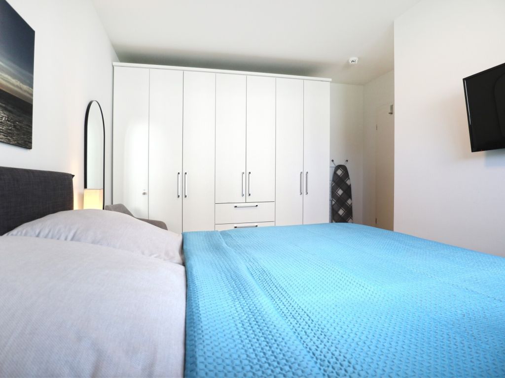 Weiße Villen Whg.25 Walfisch - Blick in das Schlafzimmer mit 2.TV