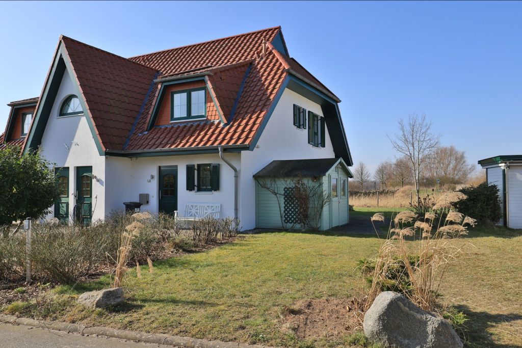 Kiekut - Blick auf das Haus und den Pkw-Stellplatz