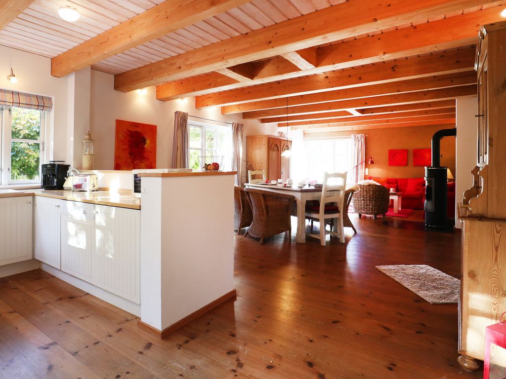 Rotes Haus - Blick auf den offene Essbereich und die Küche