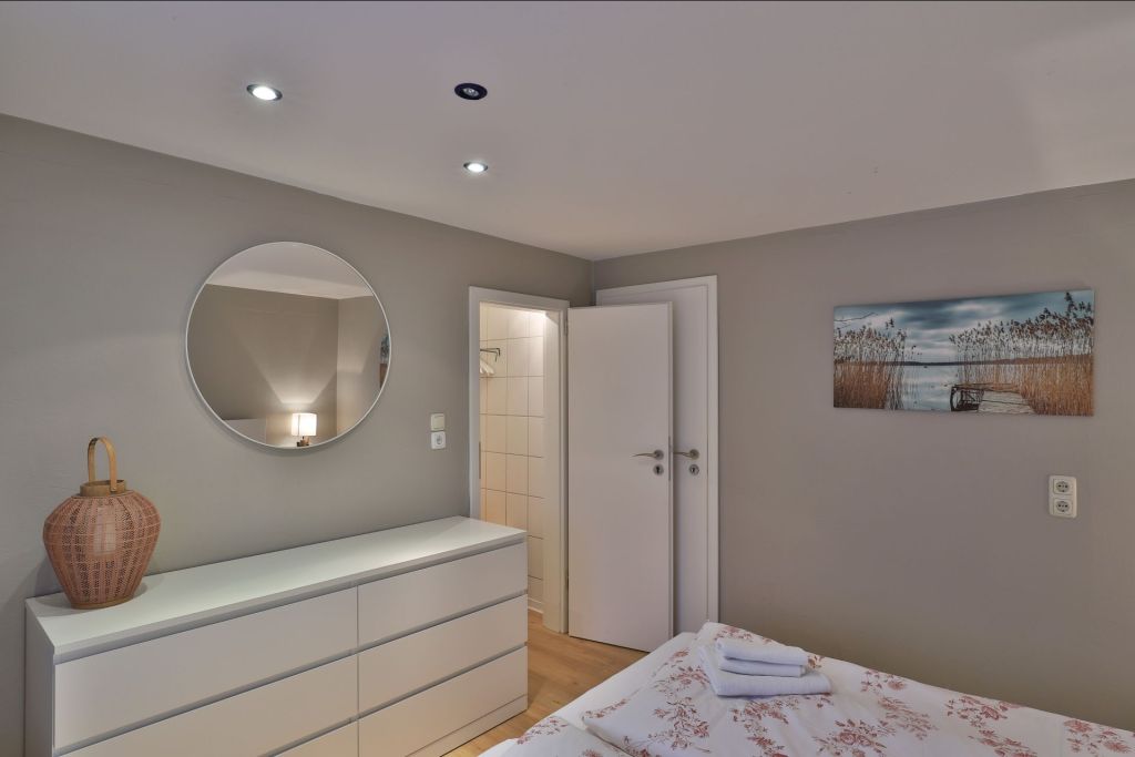 Fischerhaus Whg. Abendrot - Blick in das Schlafzimmer mit Doppelbett