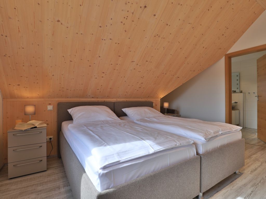 Ostseehaus Ulrich - Blick in das etwas kleinere Schlafzimmer im OG mit Bad
