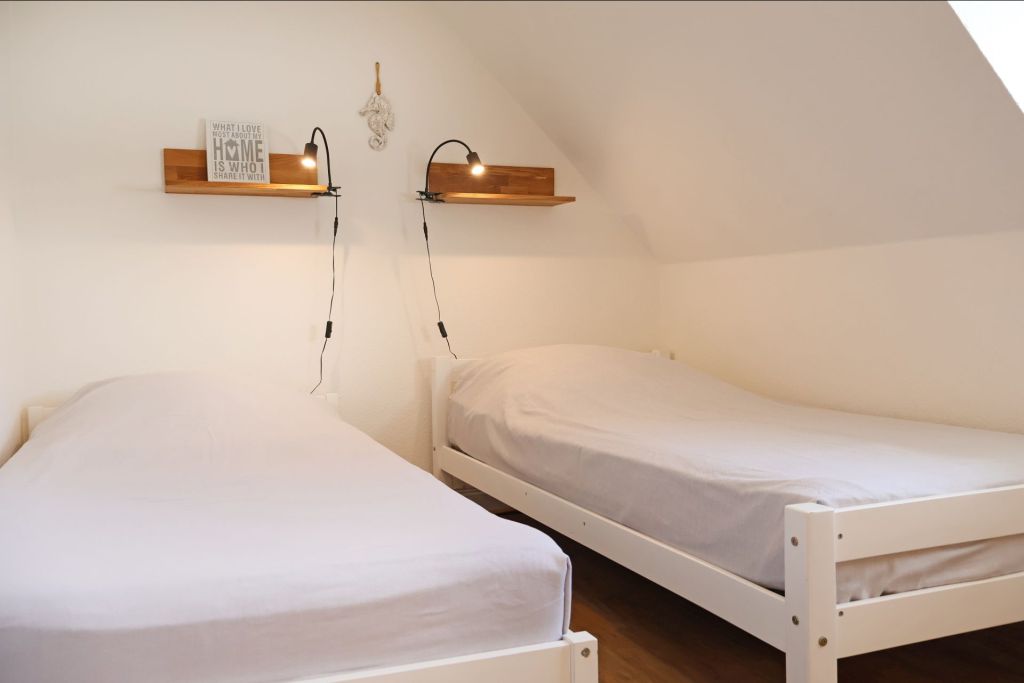 Haus Stranddüne - Blick in das kleine Schlafzimmer mit Schreibtisch