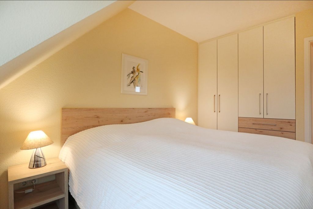 Dwarslöper Whg. Dwa30 - Blick in das Schlafzimmer mit Balkonzugang