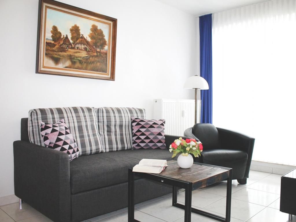 Residenz Haffblick App.46- Blick auf die Couch im Wohnbereich