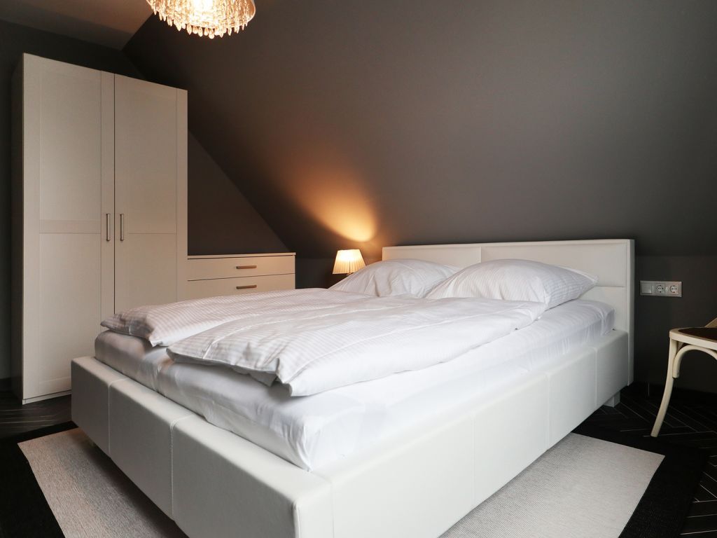 Jolle - Blick in ein Schlafzimmer mit einem Doppelbett im OG