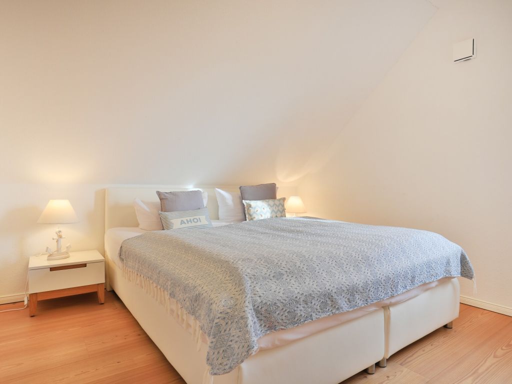 3 Meeresperlen Strandhaus - Blick in das Schlafzimmer im OG mit einem Doppelbett