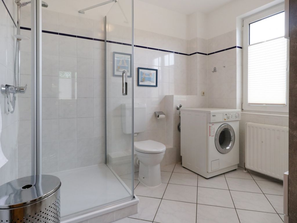 Waterkant 28 - Blick in das Tageslichtbad mit Dusche 