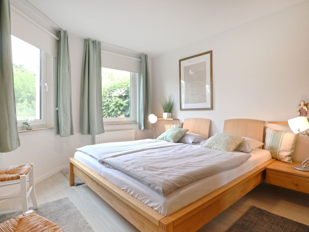 Godewind Whg. GW12 - Blick in das Schlafzimmer mit Blick ins Grüne