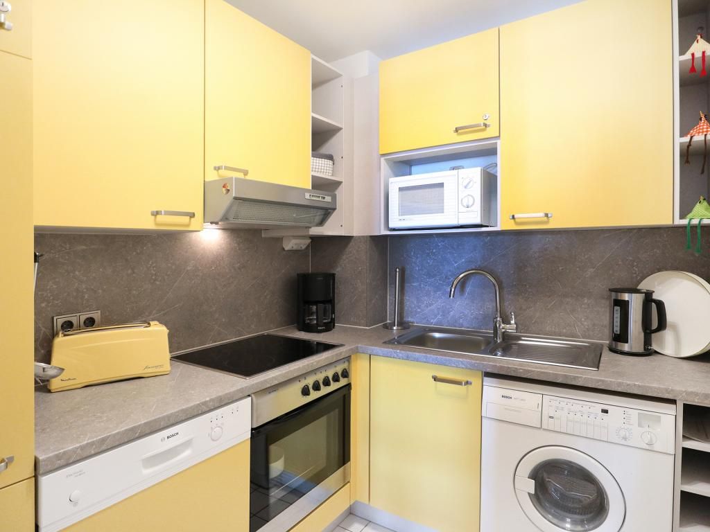 Seebach Whg. S14 - Blick in die separate Küche mit Waschmaschine