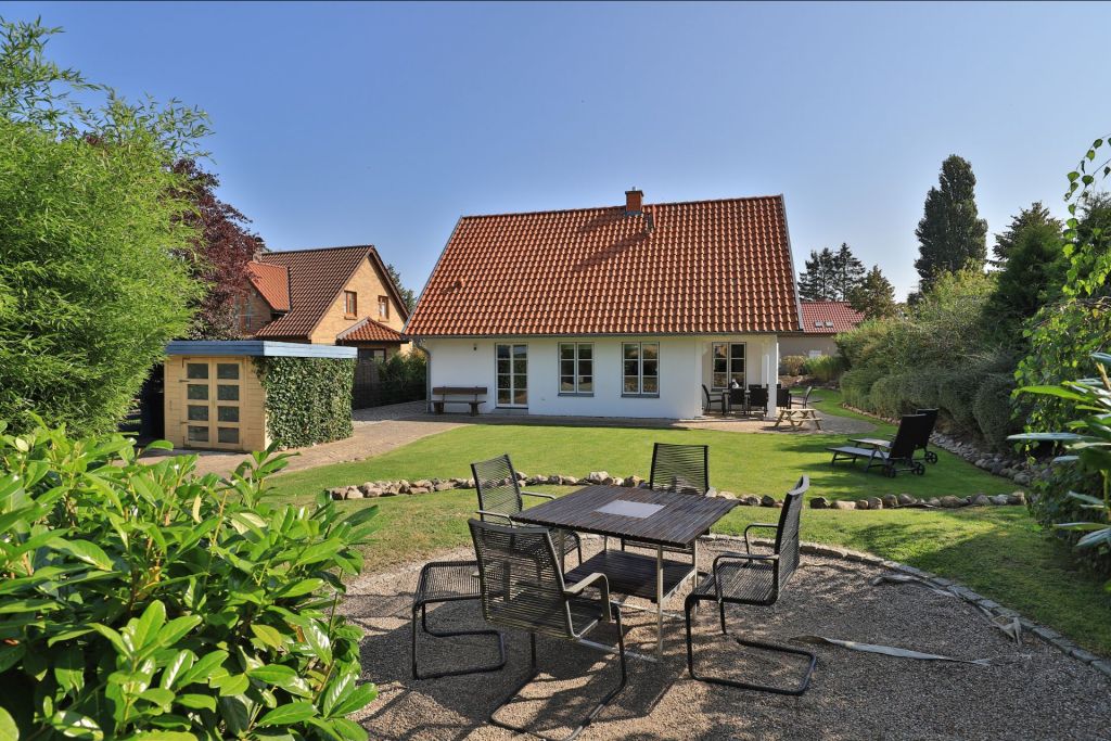 Smutje, Ferienhaus - Blick auf den Garten und das Ferienhaus