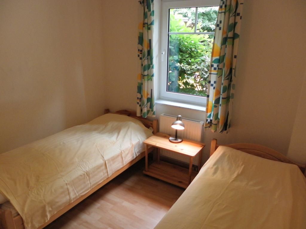 Barendorf Whg. Meyer 1 - Kinder-/ Gästezimmer mit Blick auf den Parkplatz
